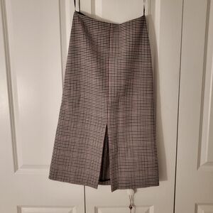 Beautiful hounstooth skirt with a front slit.